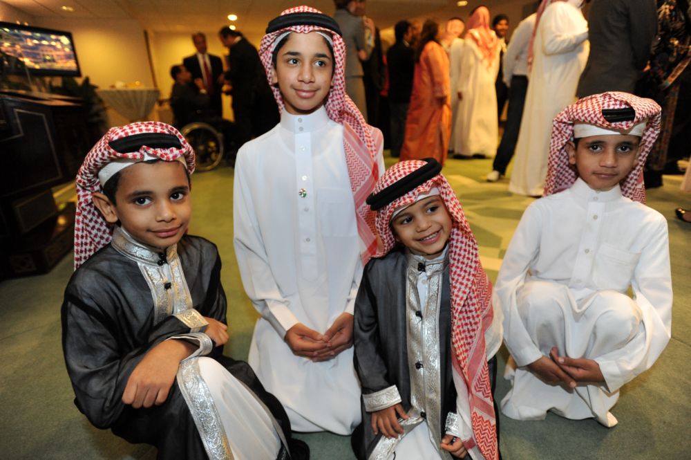Саудовская аравия дети. Арабские дети. Саудовская Аравия Национальная одежда. Арабские эмираты дети. Арабские дети в национальной одежде.
